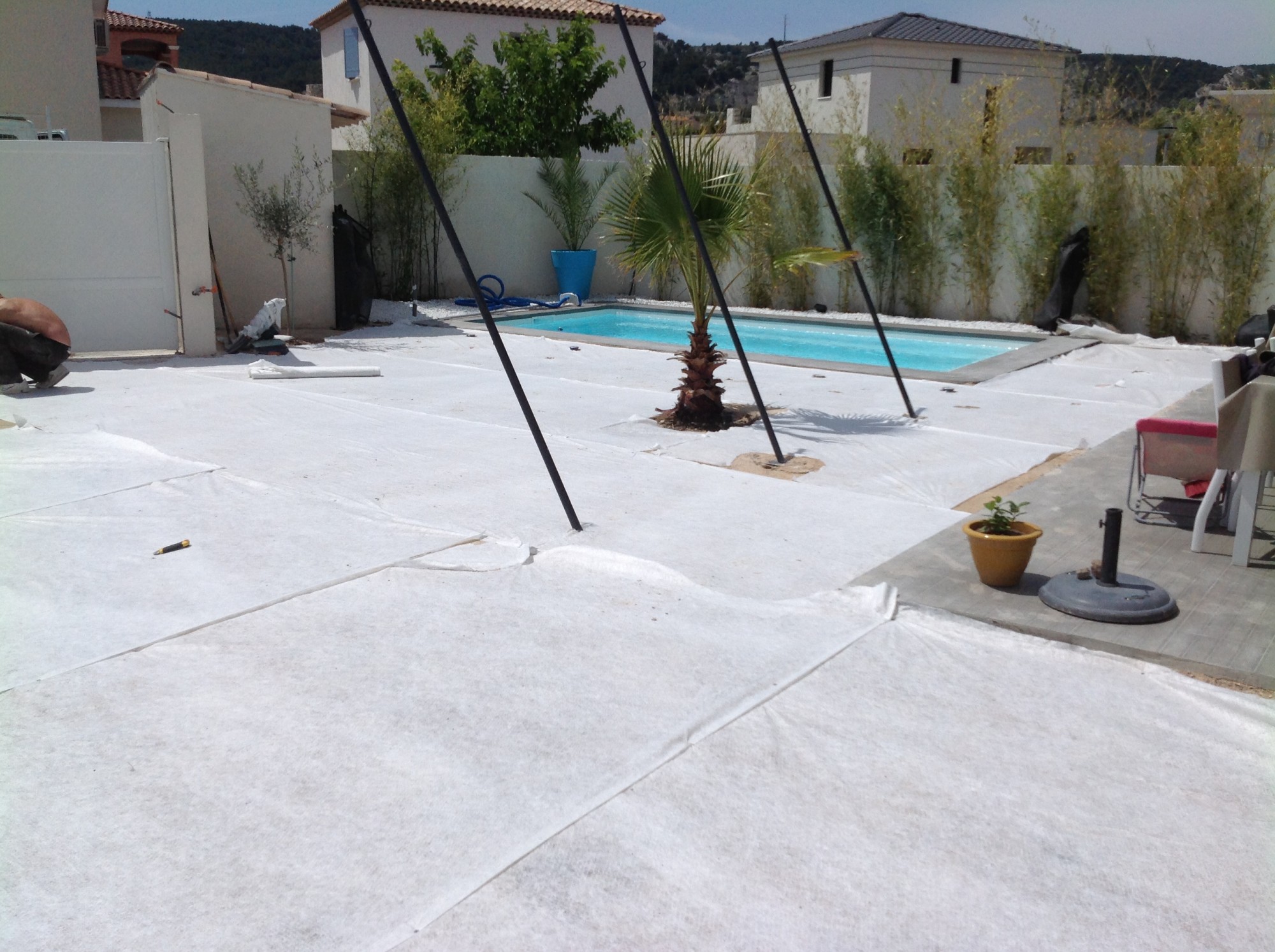 Mise en place du géotextile pour pelouse artificielle à Montpellier